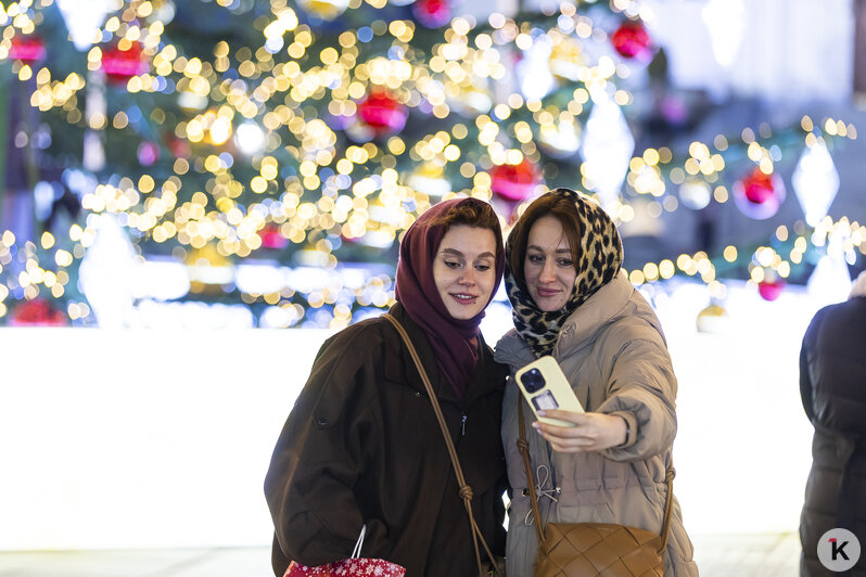 Засияла долгожданная: на площади Победы закончили оформление главной новогодней ёлки Калининграда (фоторепортаж)  - Новости Калининграда | Фото: Александр Подгорчук / «Клопс»