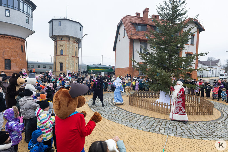 Дед Мороз приехал на поезде в два города Калининградской области (фоторепортаж)   - Новости Калининграда | Фото: Александр Подгорчук / «Клопс»