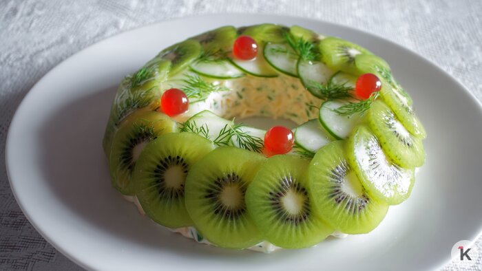 Малахитовый браслет и лисья шубка: три необычных салата, которые поразят гостей за новогодним столом  - Новости Калининграда | Иллюстрация: Ксения Александрова / «Клопс»