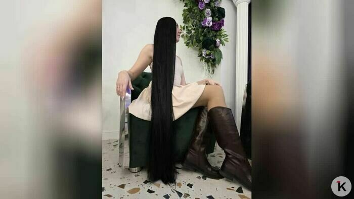 Девушка старается не пользоваться плойкой, утюжком и феном | Фото: «Клопс»