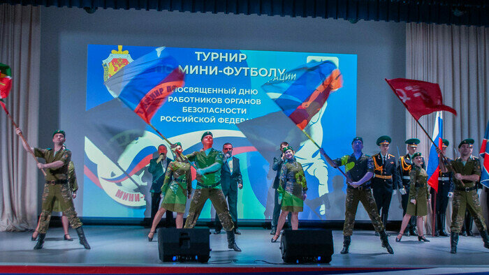 Завершилась церемония исполнением патриотических песен. | Фото: Ксения Андреева