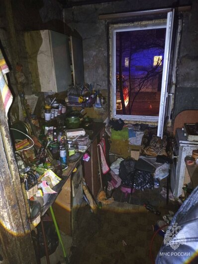 Из горевшего дома довоенной постройки на Верхнем озере успели вынести газовый баллон (фото) - Новости Калининграда | Фото: МЧС Калининградской области 