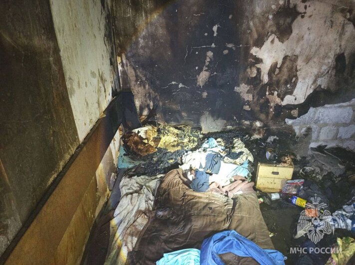 Из горевшего дома довоенной постройки на Верхнем озере успели вынести газовый баллон (фото) - Новости Калининграда | Фото: МЧС Калининградской области 