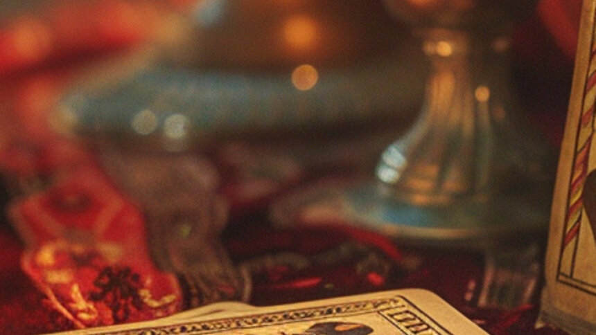 Овны выпустят накопленный негатив, а Козероги загрустят по несбывшемуся: таро-расклад на воскресенье, 21 декабря - Новости Калининграда | Иллюстрация: Александр Скачко / «Клопс»