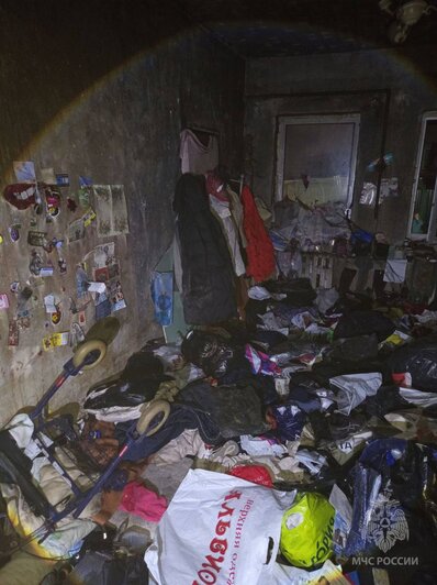 Из горевшего дома довоенной постройки на Верхнем озере успели вынести газовый баллон (фото) - Новости Калининграда | Фото: МЧС Калининградской области 