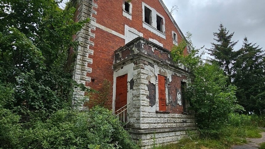 Владельца усадьбы Рихтера под Правдинском хотят оштрафовать за разруху и аварийное состояние дома - Новости Калининграда | Фото: страница службы ОКН «ВКонтакте»