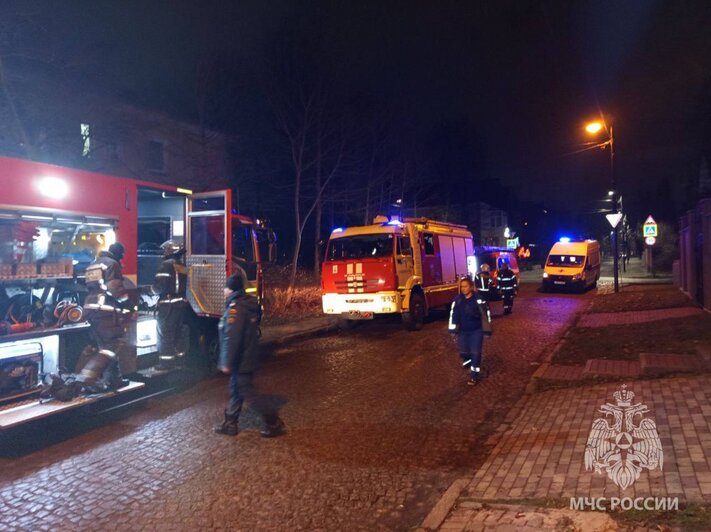 Из горевшего дома довоенной постройки на Верхнем озере успели вынести газовый баллон (фото) - Новости Калининграда | Фото: МЧС Калининградской области 