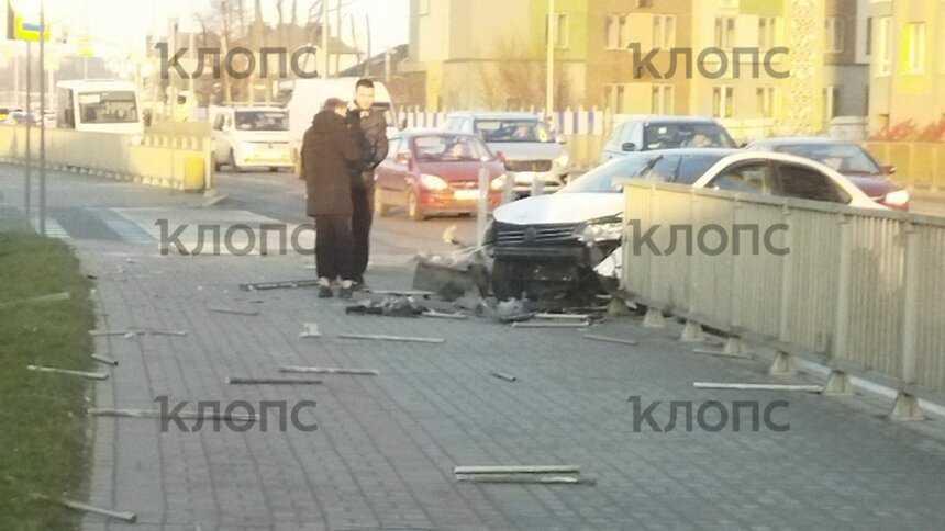 На Гагарина легковушка влетела в ограждение и осталась без бампера  - Новости Калининграда | Фото: очевидец 