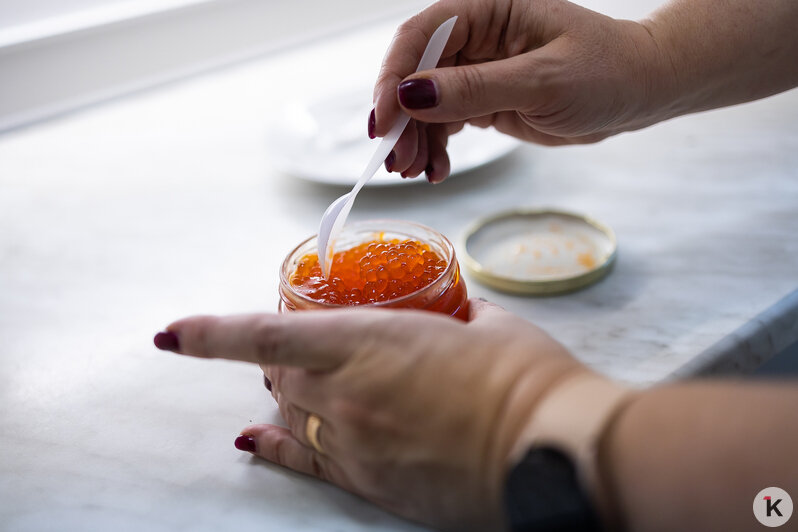 Даже и не пахнет: что в Калининграде продают с развалов под видом красной икры (фото) - Новости Калининграда | Фото: Александр Подгорчук / «Клопс»