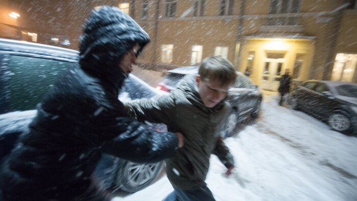 В Калининграде женщина довела мальчика до приступа астмы, затащив в подъезд из-за игры в снежки у её машины  - Новости Калининграда | Иллюстрация: Ксения Александрова / Midjourney