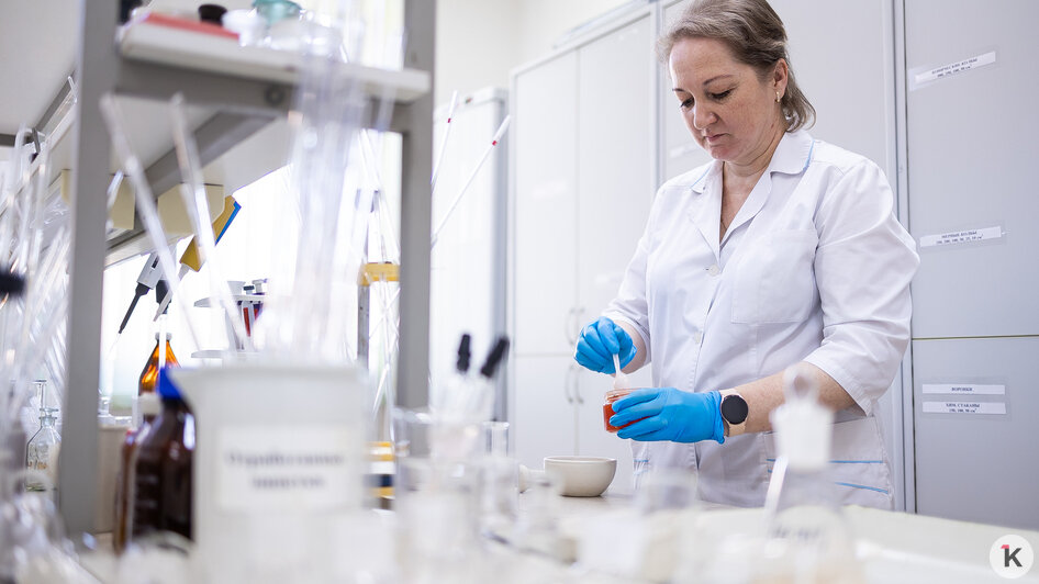 Икру измельчают, чтобы сделать вытяжку, которую и будут исследовать | Фото: Александр Подгорчук / «Клопс»