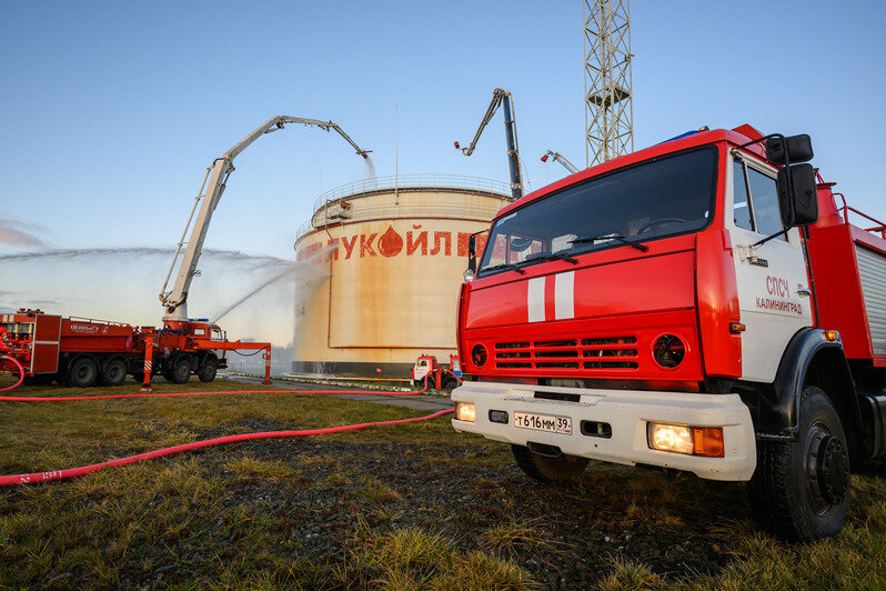 Местом встречи стал комплексный нефтяной терминал «Лукойл-КНТ». | Фото: Александр Мелехов