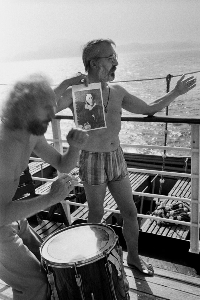 В девяностых на борту лайнера Битов во время  круиза встал на палубу в плавках с репродукцией Пушкина и показывал тому берег Африки.  | Фото: архив Полины Баженовой