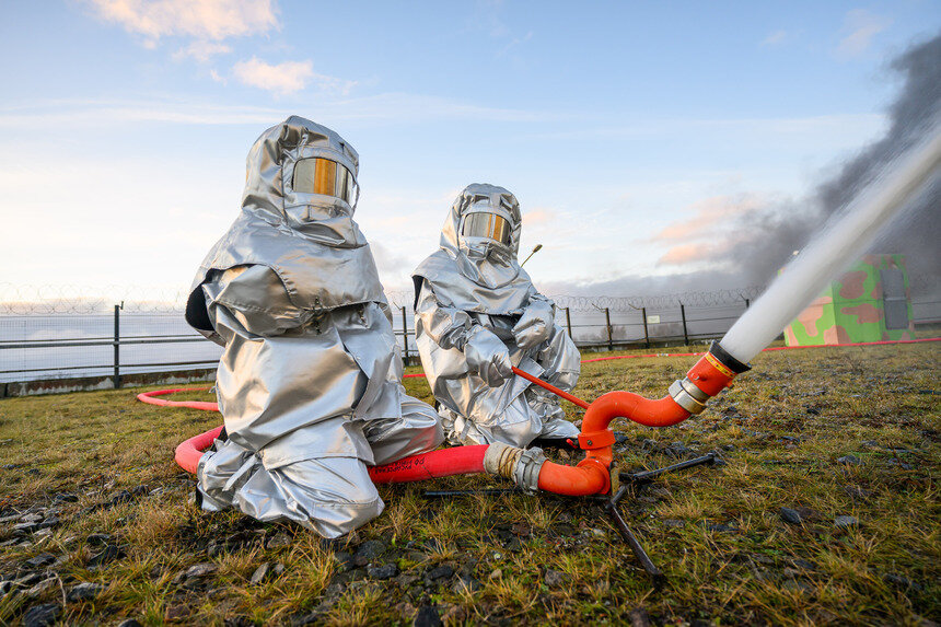 Спасатели и силовые структуры отрабатывали разные сценарии — от ликвидации последствий аварии до спасения людей. | Фото: Александр Мелехов