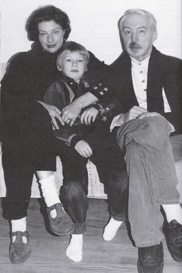 Полина была старшей и любимой внучкой писателя.  | Фото: архив Полины Баженовой