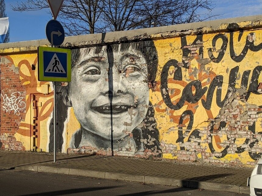 Известный в Калининграде объект стрит-арта с надписью «Носи солнце в себе» на 9 Апреля. | Фото: архив «Клопс»