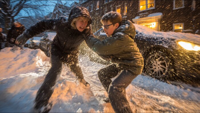 В Калининграде женщина довела мальчика до приступа астмы, затащив в подъезд из-за игры в снежки у её машины  - Новости Калининграда | Иллюстрация: Ксения Александрова / Midjourney