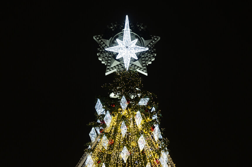 У шатра возле калининградской ёлки уже не горит несколько секторов  - Новости Калининграда | Фото: Александр Подгорчук / «Клопс»