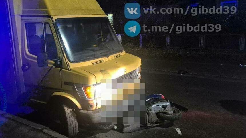 В Калининграде на Белинского мопед врезался в припаркованный фургон   - Новости Калининграда | Фото: Госавтоинспекция Калининградской области