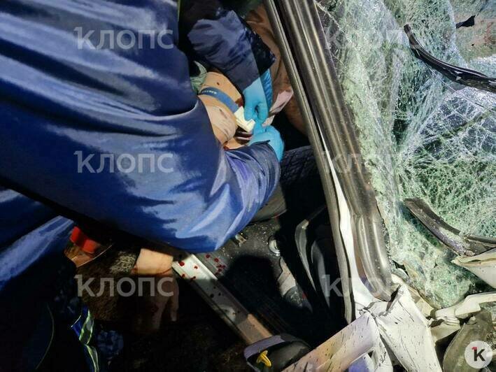 Место ДТП, спасатели вытаскивают из машины пострадавших  | Фото: ГО и ЧС по Калининграду 