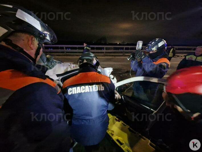 Место ДТП, спасатели вытаскивают из машины пострадавших  | Фото: ГО и ЧС по Калининграду 