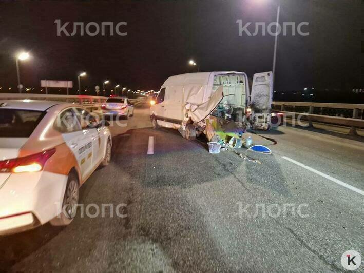 Место ДТП, спасатели вытаскивают из машины пострадавших  | Фото: ГО и ЧС по Калининграду 