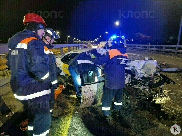 Место ДТП, спасатели вытаскивают из машины пострадавших  | Фото: ГО и ЧС по Калининграду 