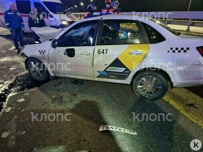 Место ДТП, спасатели вытаскивают из машины пострадавших  | Фото: ГО и ЧС по Калининграду 