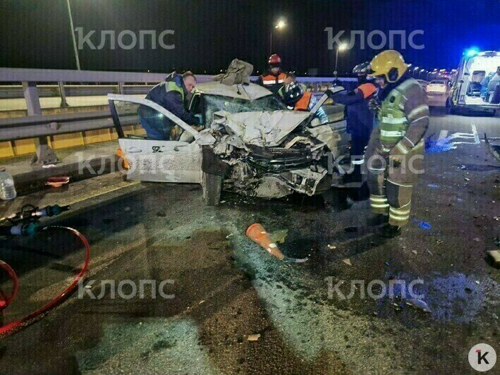 Место ДТП, спасатели вытаскивают из машины пострадавших  | Фото: ГО и ЧС по Калининграду 