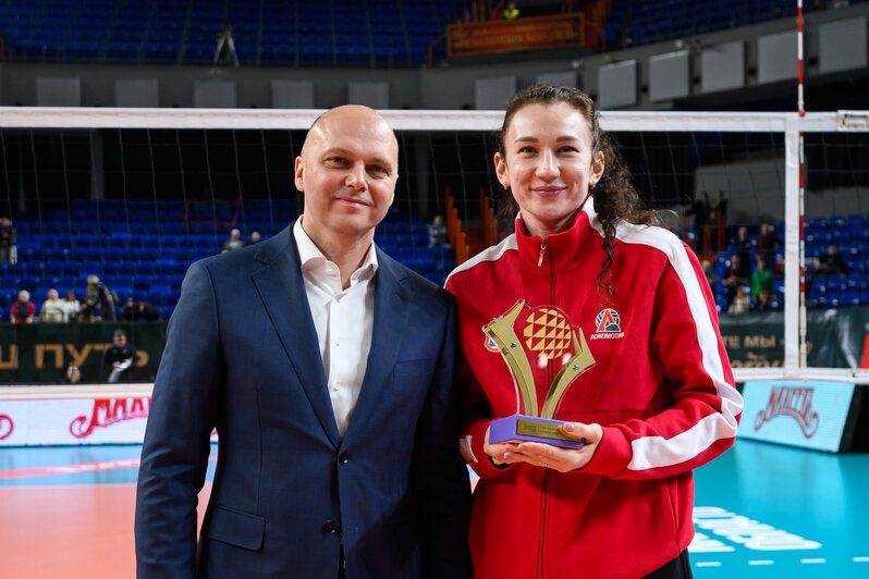 Губернатор региона Алексей Беспрозванных поздравил спортсменок с победой | Фото: Александр Мелехов