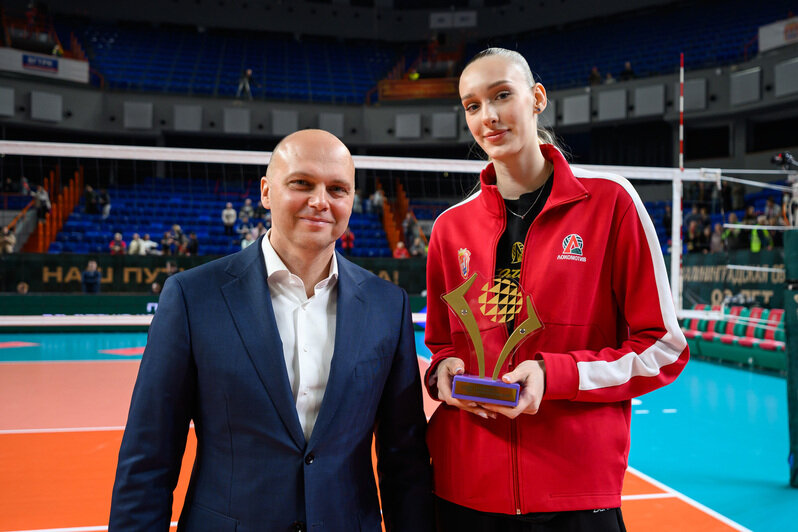 Губернатор региона Алексей Беспрозванных поздравил спортсменок с победой | Фото: Александр Мелехов