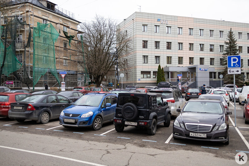 В Калининграде запустили первую в городе платную парковку без шлагбаума, что с ней не так - Новости Калининграда | Фото: Александр Подгорчук / «Клопс»