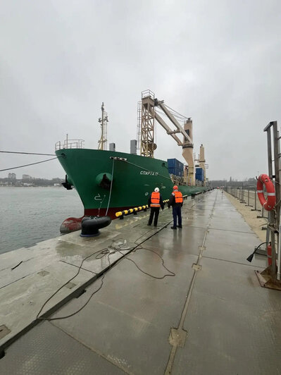 С корабля на тягач: в порту Пионерского тестируют новую систему погрузки - Новости Калининграда | Фото: пресс-служба «Росморпорта»