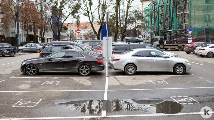 В Калининграде запустили первую в городе платную парковку без шлагбаума, что с ней не так - Новости Калининграда | Фото: Александр Подгорчук / «Клопс»