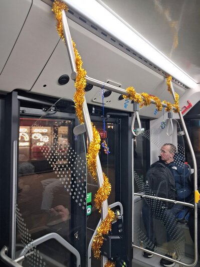 Новогоднее настроение на рельсах: в Калининграде вышли трамваи со Снегурочкой (фото, видео) - Новости Калининграда | Фото читателей