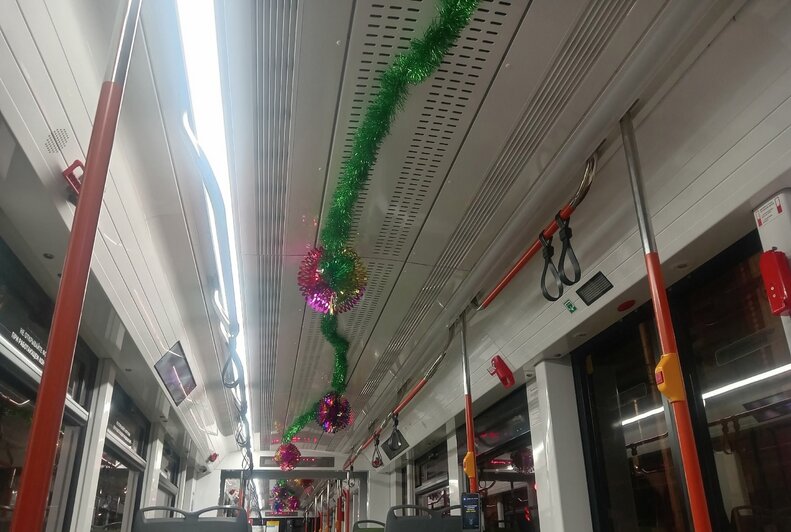 Новогоднее настроение на рельсах: в Калининграде вышли трамваи со Снегурочкой (фото, видео) - Новости Калининграда | Фото читателей