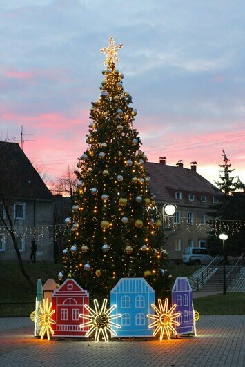 В Гвардейске елка выглядит красиво и современно, люди довольны. | Фото пользователей соцсетей