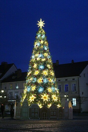 В Гвардейске елка выглядит красиво и современно, люди довольны. | Фото пользователей соцсетей