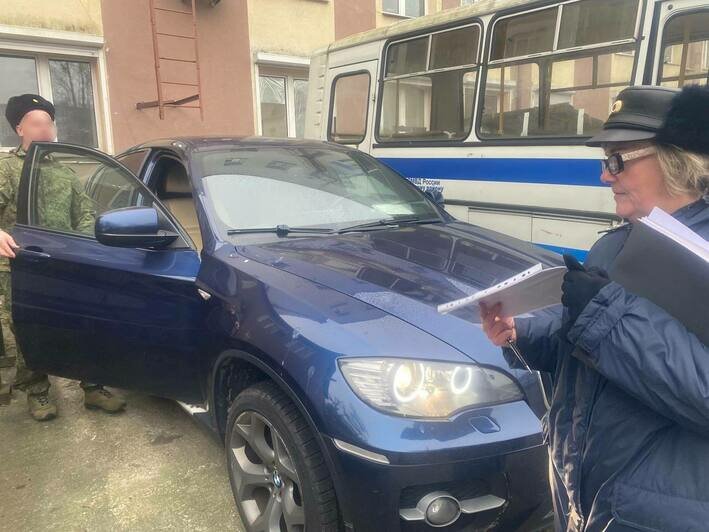 Лишённый прав калининградец снова сел пьяным за руль, за это его машину конфисковали и передали Минобороны - Новости Калининграда | Фото: пресс-служба УФССП России по Калининградской области