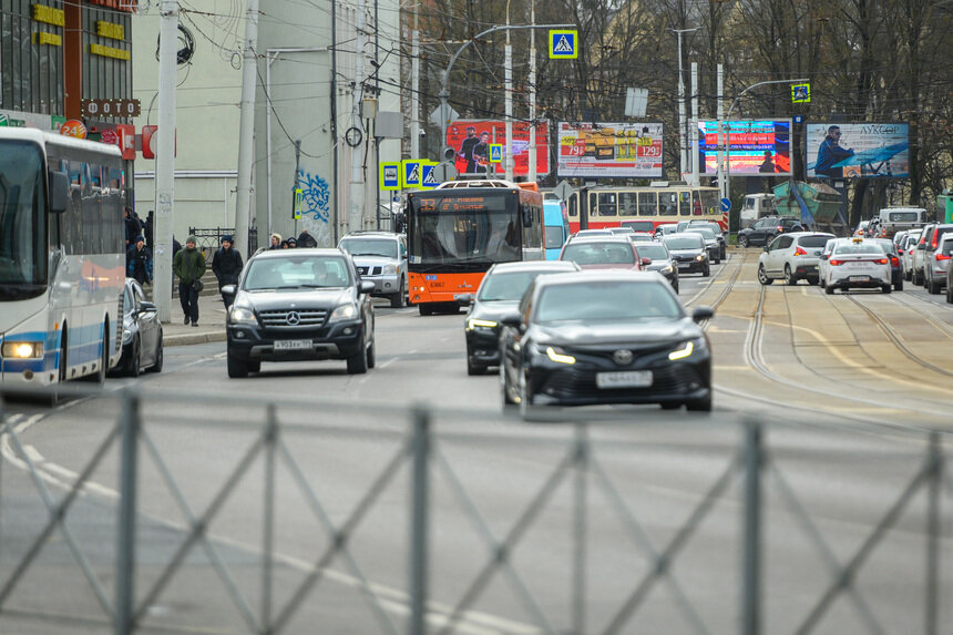 Главная причина пробок - перегруженность улиц автомобилями | Фото: Александр Мелехов