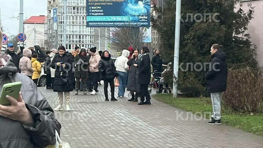 Люди толпятся на улице | Фото: очевидец