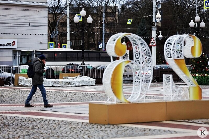 Никакого новогоднего настроения: сильный ветер побил украшения в Калининграде и расшатал колесо обозрения в Зеленоградске - Новости Калининграда | Фото: Александр Подгорчук / «Клопс»