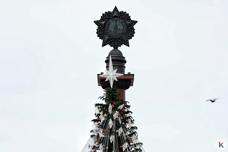 Никакого новогоднего настроения: сильный ветер побил украшения в Калининграде и расшатал колесо обозрения в Зеленоградске - Новости Калининграда | Фото: Александр Подгорчук / «Клопс»