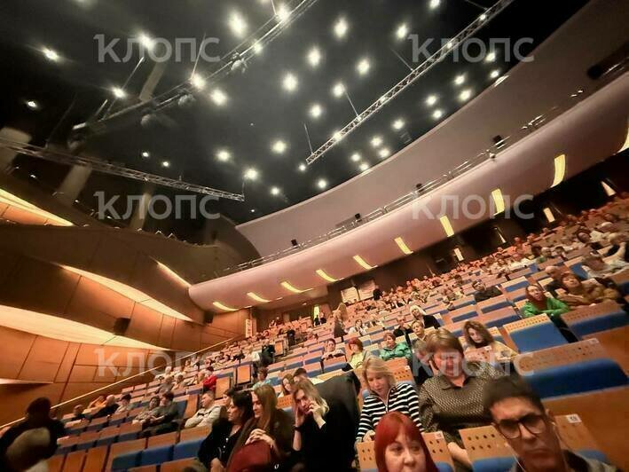 Комедия с печальным началом:  в «Янтарь-холле» спектакль «Любовь и голуби» отложили из-за опоздания рейса с актёрами - Новости Калининграда | Фото очевидцев