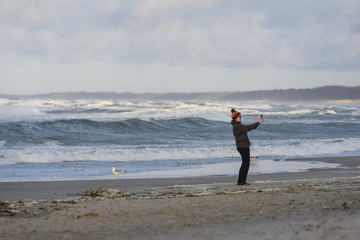 Стихия завораживает: Балтийск во власти шторма (фото)