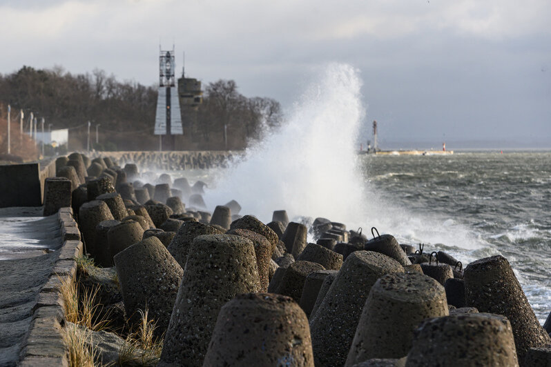 Стихия завораживает: Балтийск во власти шторма (фото)