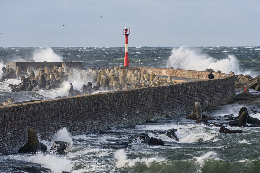 Стихия завораживает: Балтийск во власти шторма (фото)