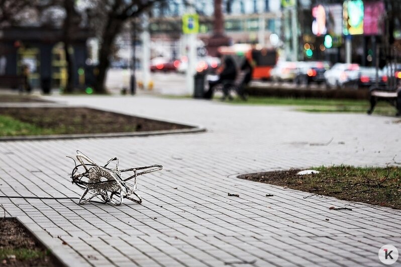 Никакого новогоднего настроения: сильный ветер побил украшения в Калининграде и расшатал колесо обозрения в Зеленоградске - Новости Калининграда | Фото: Александр Подгорчук / «Клопс»