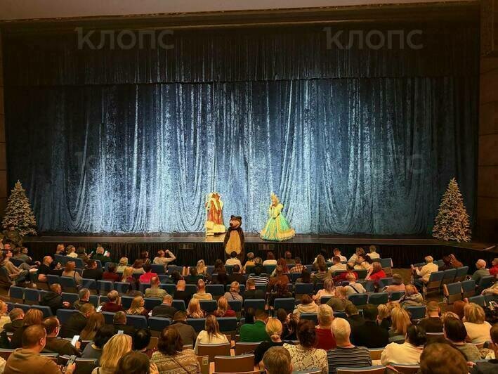 Комедия с печальным началом:  в «Янтарь-холле» спектакль «Любовь и голуби» отложили из-за опоздания рейса с актёрами - Новости Калининграда | Фото очевидцев