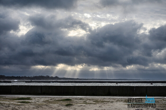 Стихия завораживает: Балтийск во власти шторма (фото)